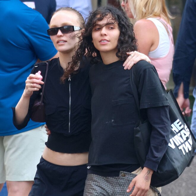 Lily-Rose Depp & Girlfriend 070 Shake Have Steamy Sidewalk Make Out Lily-Rose Depp & Girlfriend 070 Shake Have Steamy Sidewalk Make Out